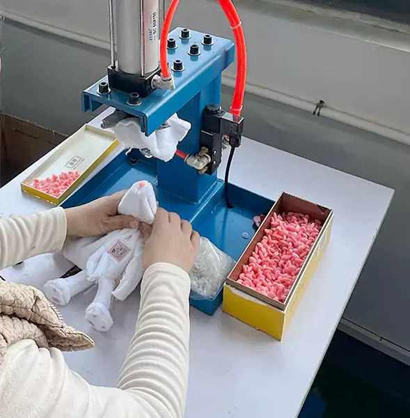 Experiență de primă mână la o fabrică de producție de păpuși Experiență de primă mână la o fabrică de producție de păpuși